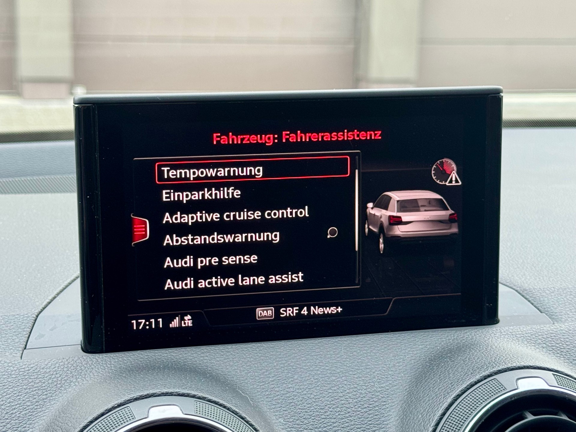 AUDI Q2 35 TFSI S-Line *ab MFK & Service*-image-12