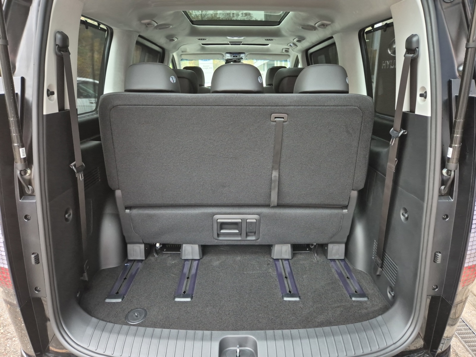 HYUNDAI Staria Premium 1.6 GDi HEV Vertex-image-11