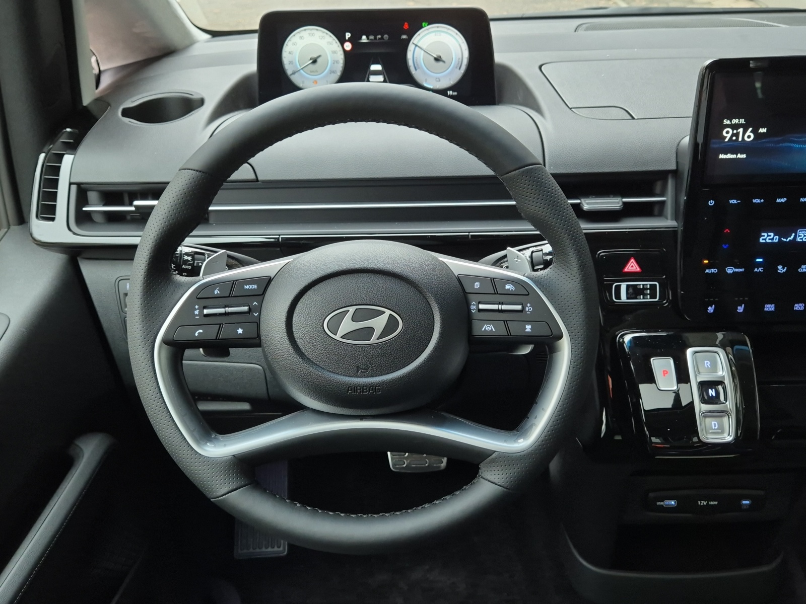 HYUNDAI Staria Premium 1.6 GDi HEV Vertex-image-6