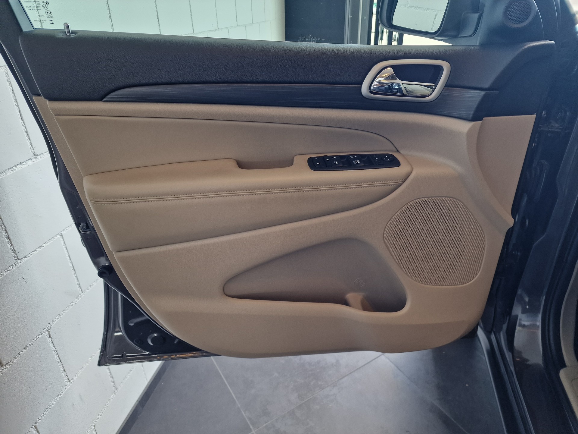 JEEP Grand Cherokee Laredo-image-9