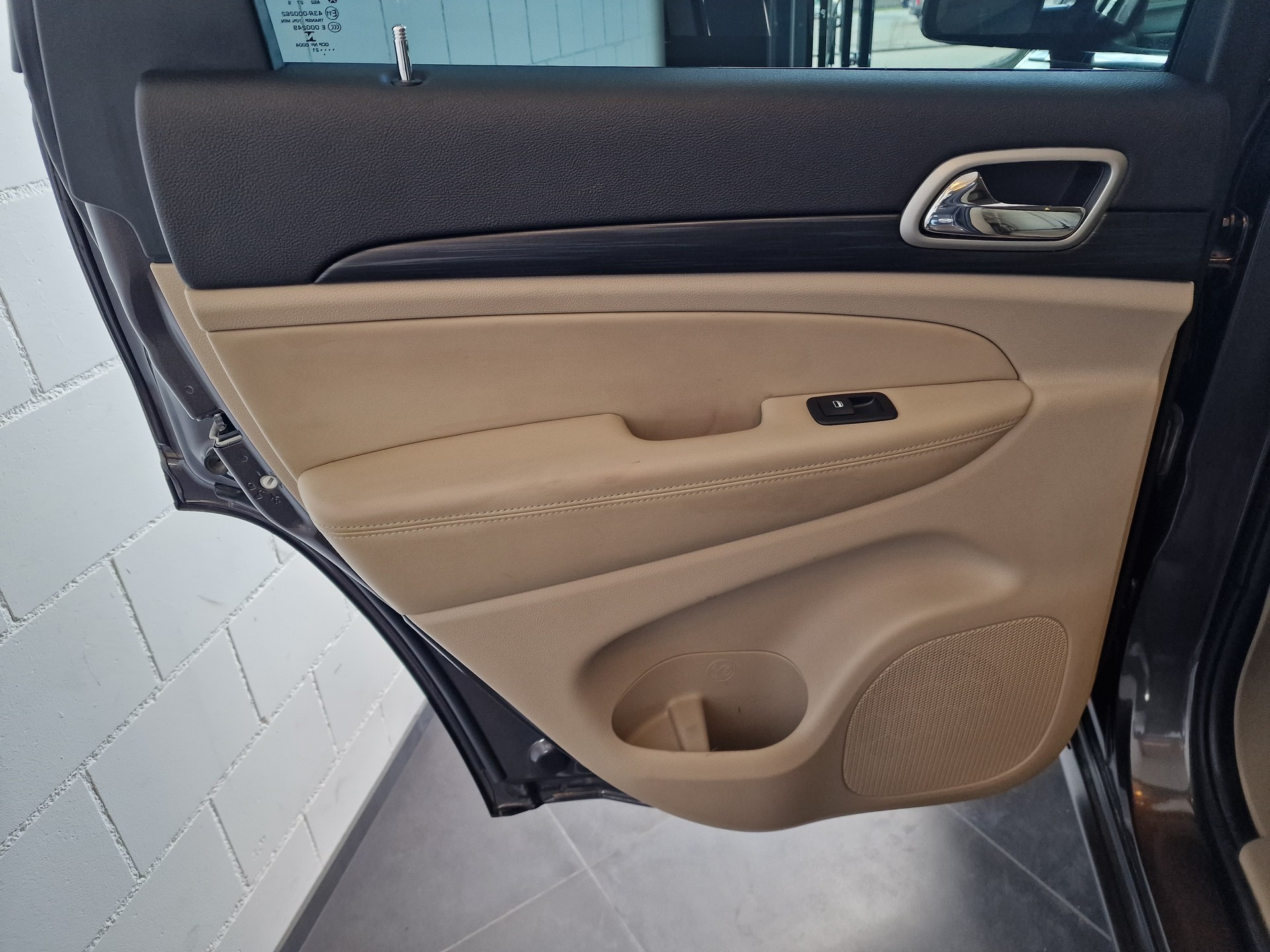 JEEP Grand Cherokee Laredo-image-14
