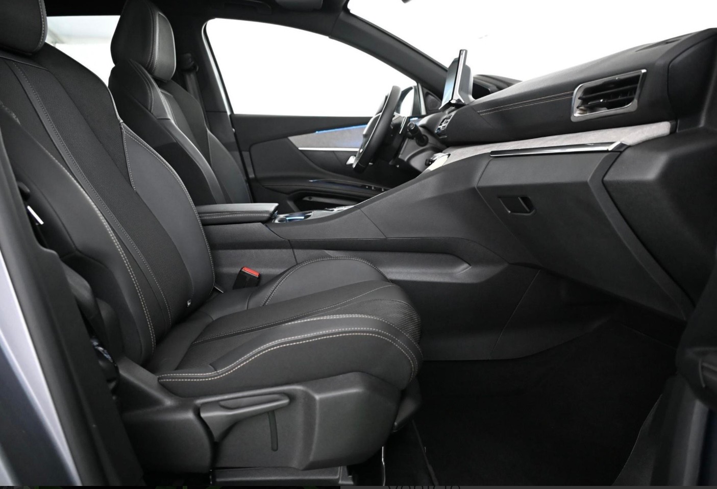 PEUGEOT 3008 300e Hybrid4 GT EAT8-image-16