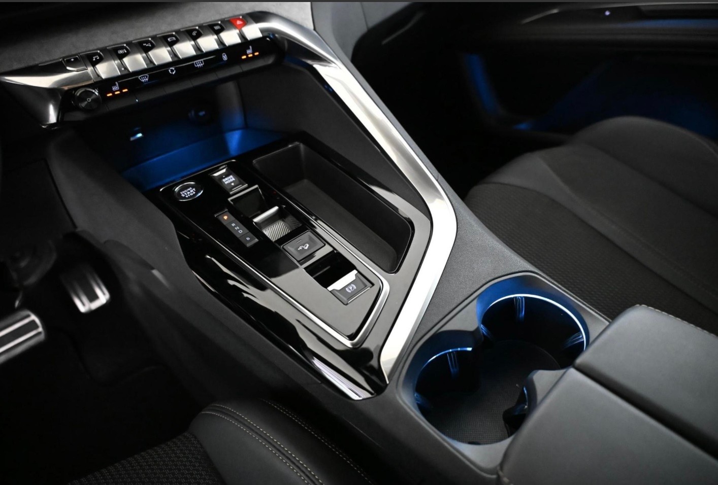 PEUGEOT 3008 300e Hybrid4 GT EAT8-image-12