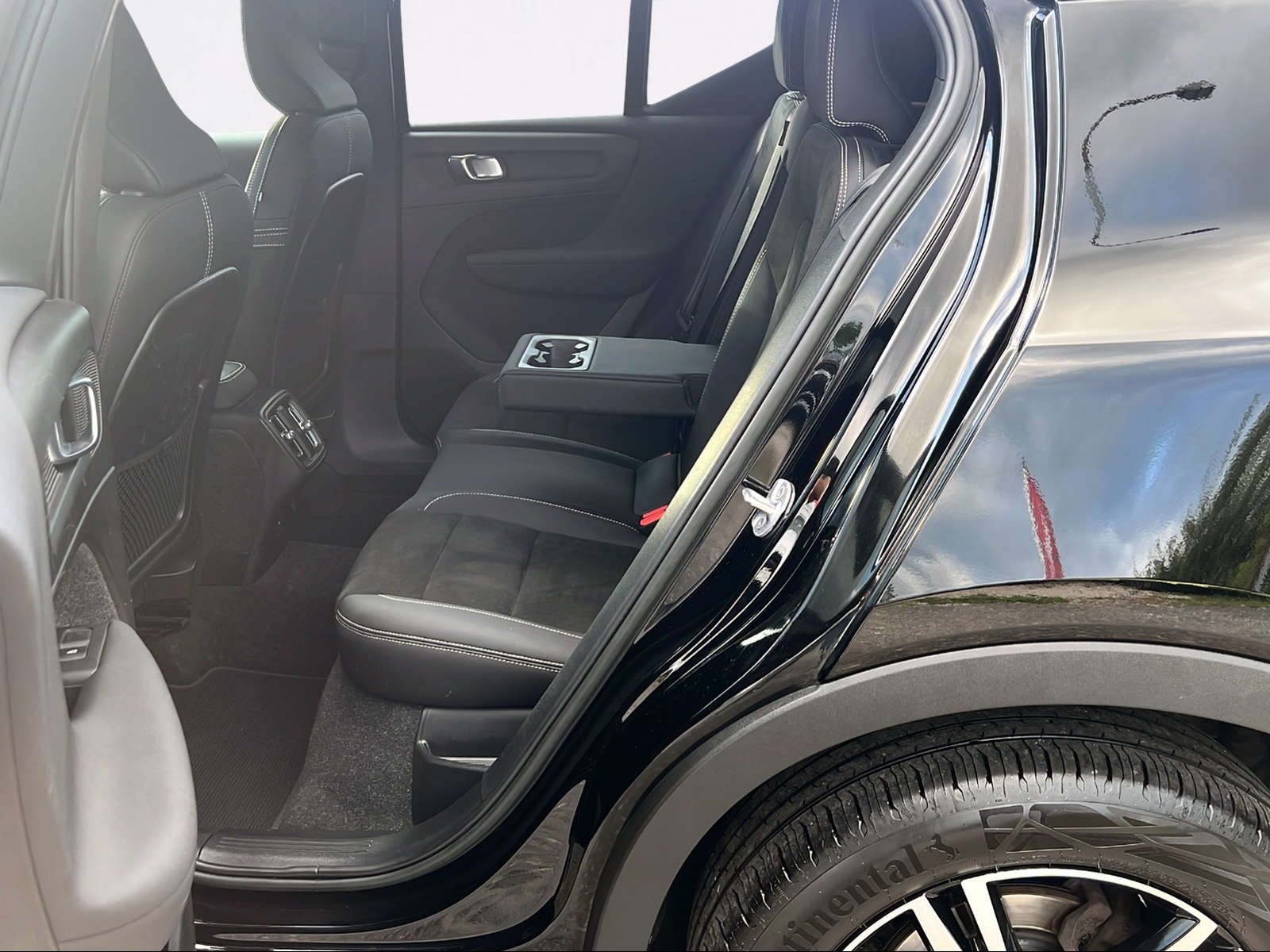 VOLVO XC40 B4 Benzin Mild Hybrid AWD Plus Dark DCT-image-10