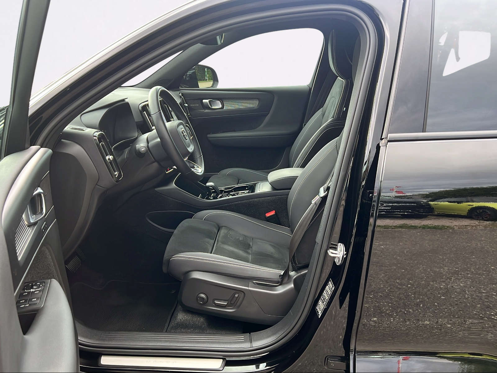 VOLVO XC40 B4 Benzin Mild Hybrid AWD Plus Dark DCT-image-7