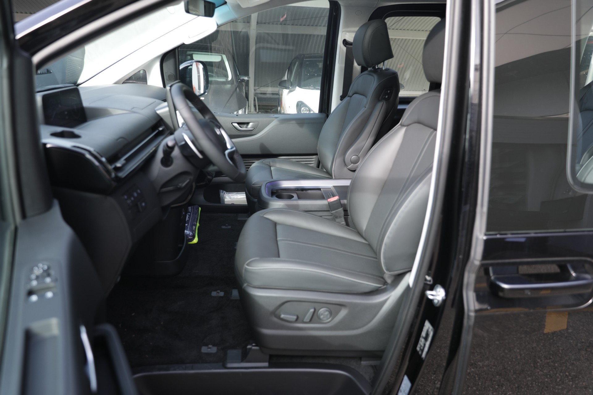 HYUNDAI Staria Premium 1.6 T-GDi HEV Vertex A-image-7