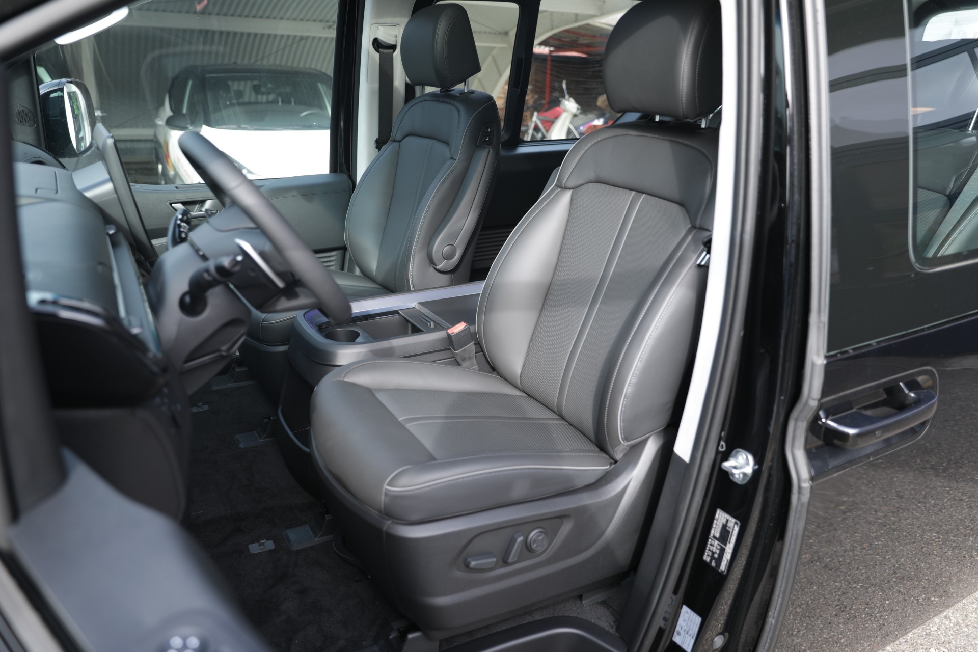 HYUNDAI Staria Premium 1.6 T-GDi HEV Vertex A-image-8