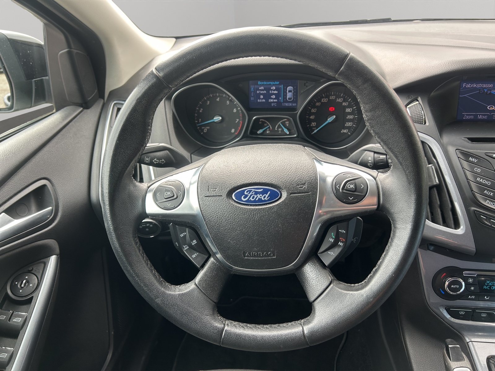 FORD Focus 1.0 SCTi Titanium-image-16