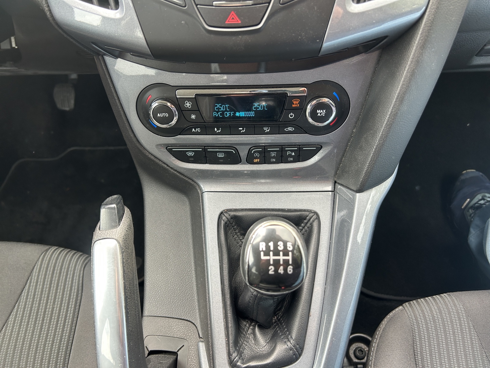 FORD Focus 1.0 SCTi Titanium-image-10