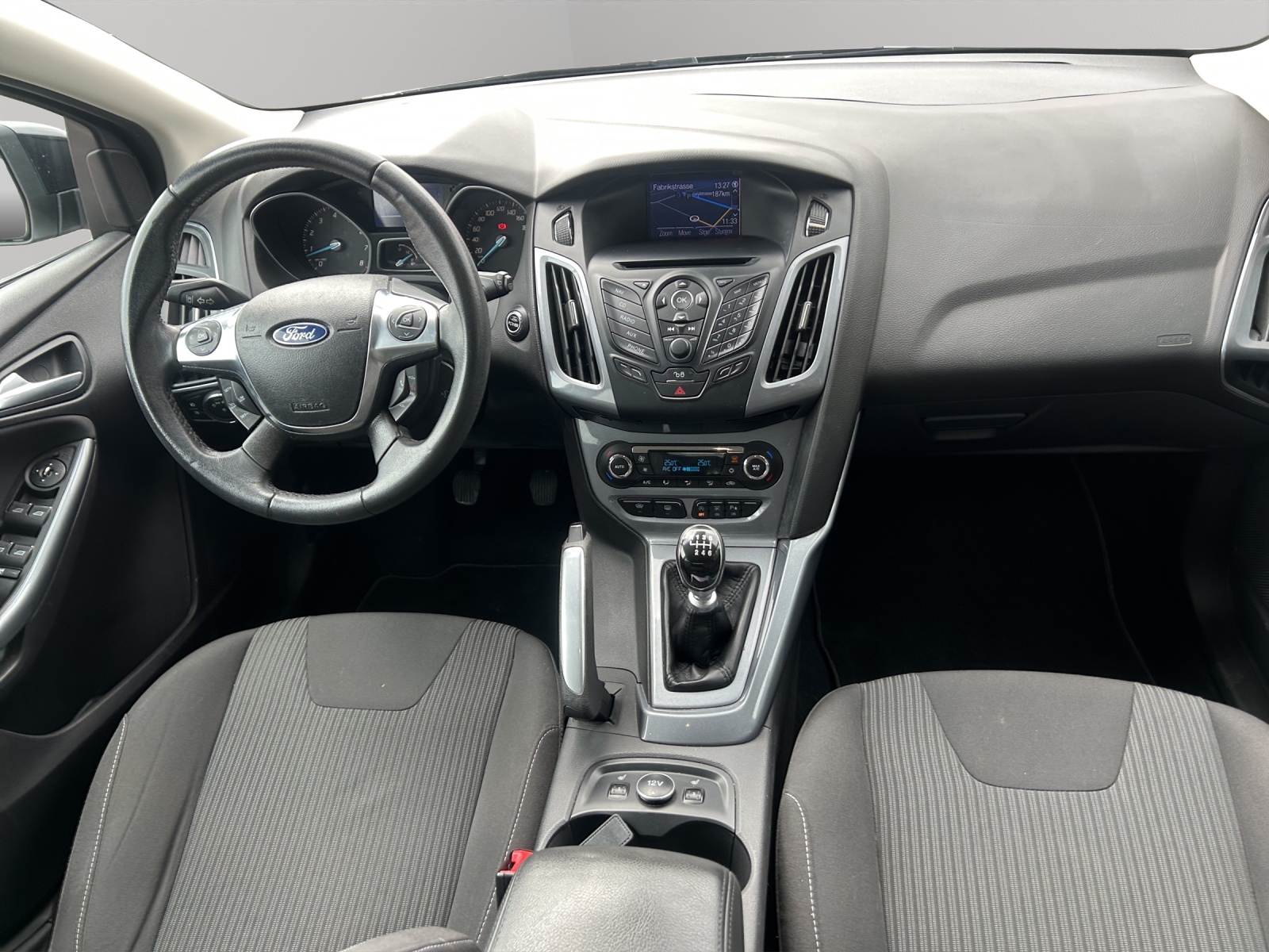 FORD Focus 1.0 SCTi Titanium-image-9