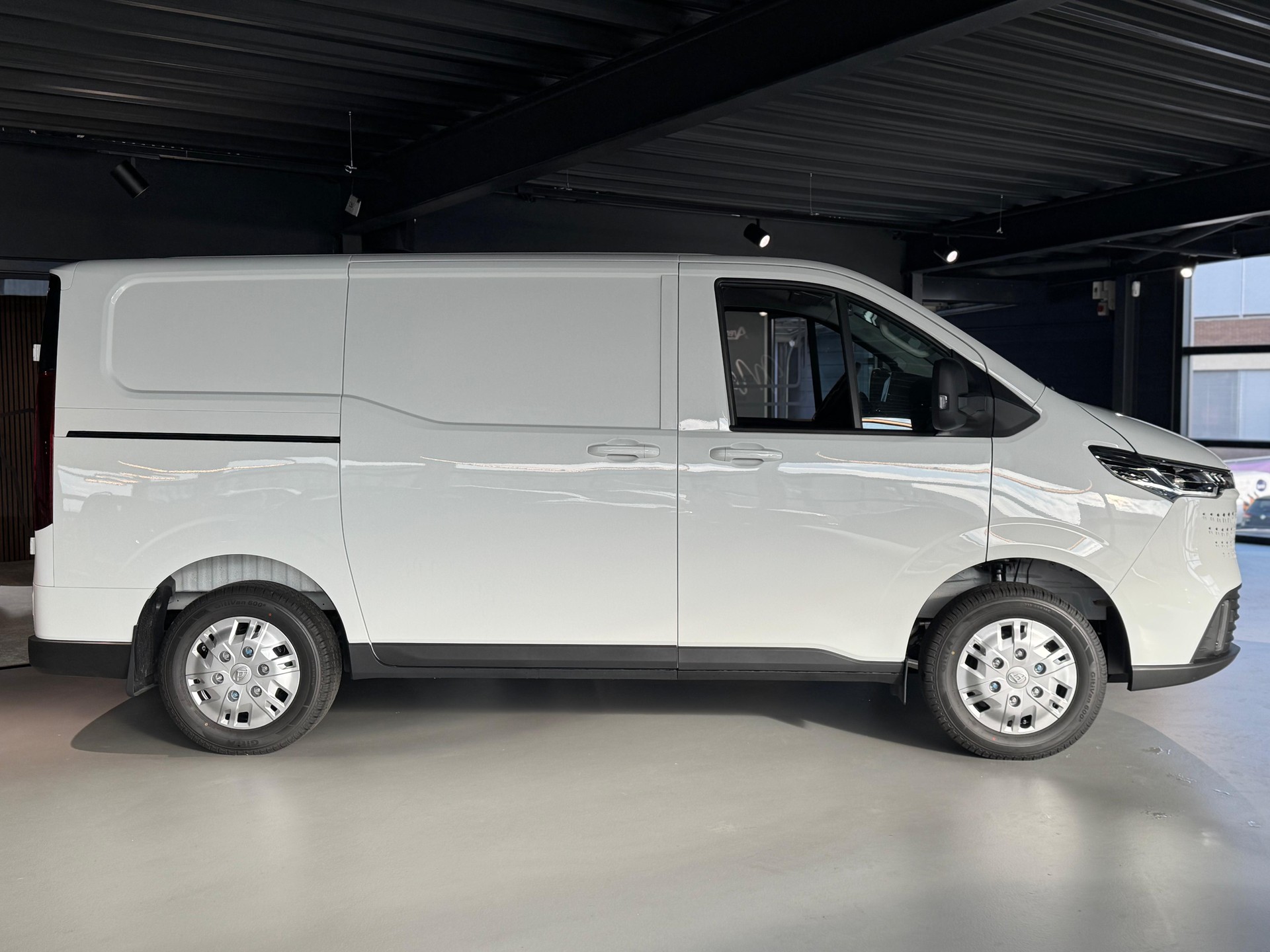MAXUS eDeliver 7 L1 77kWh-image-1