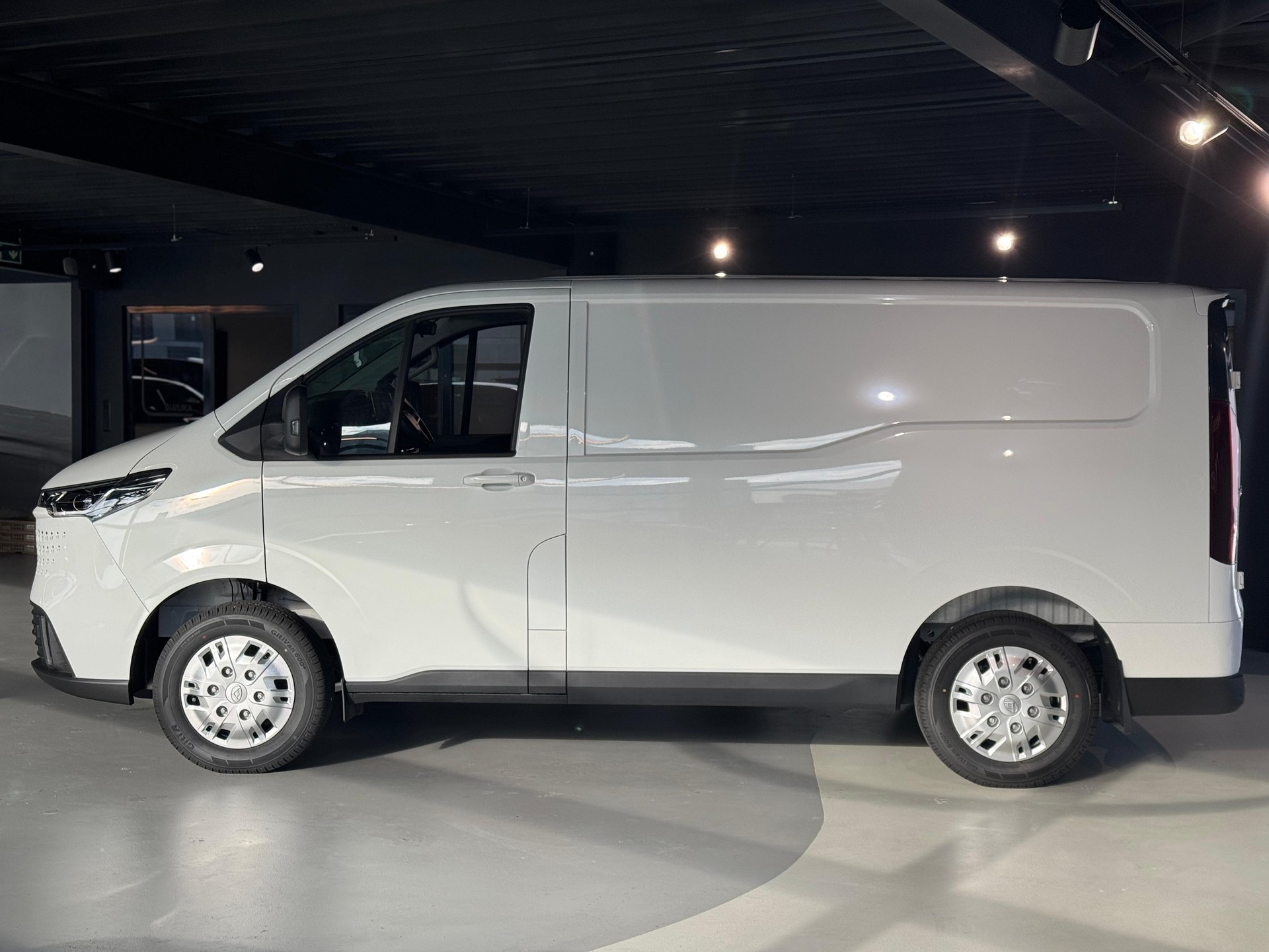 MAXUS eDeliver 7 L1 77kWh-image-0