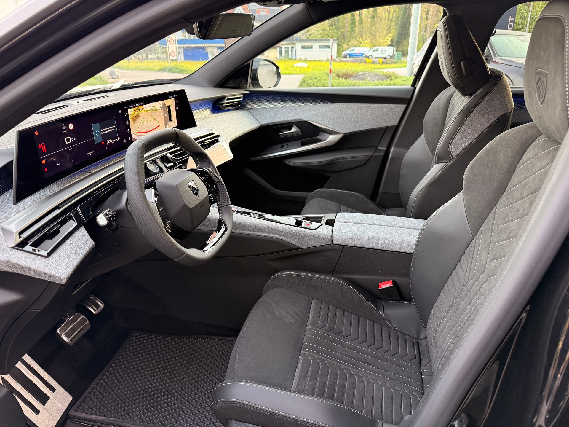 PEUGEOT 5008 GT 145 Hybrid e-DCS6-image-6