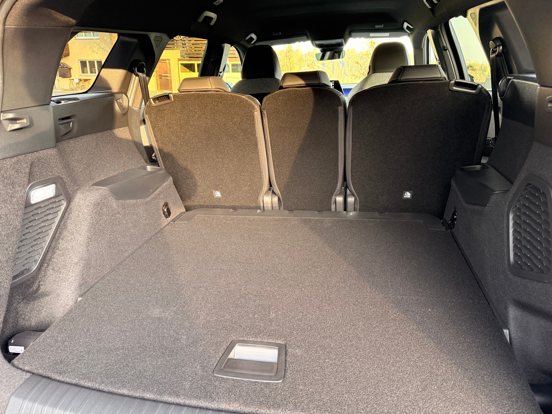 PEUGEOT 5008 GT 145 Hybrid e-DCS6-image-4
