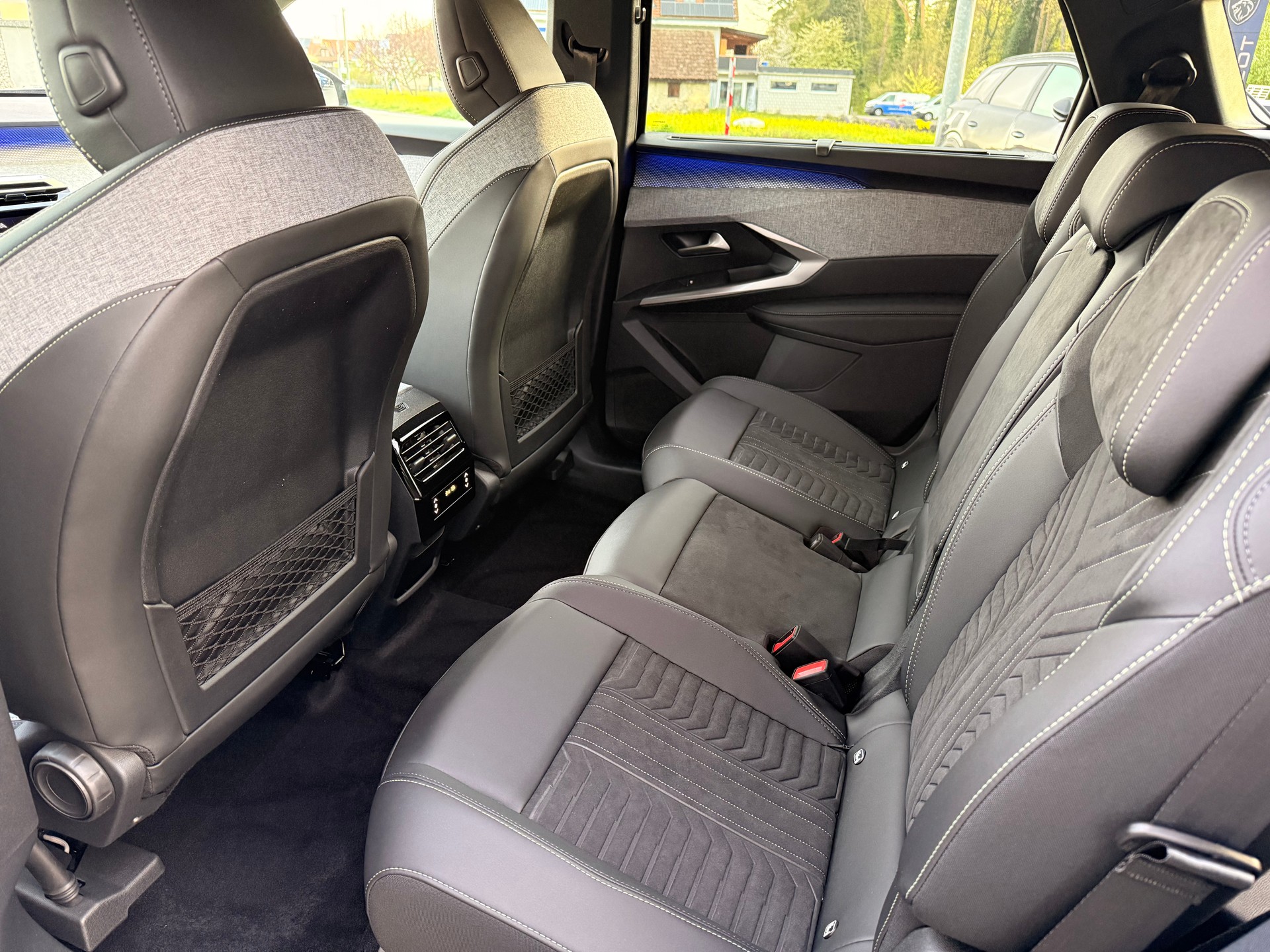 PEUGEOT 5008 GT 145 Hybrid e-DCS6-image-5