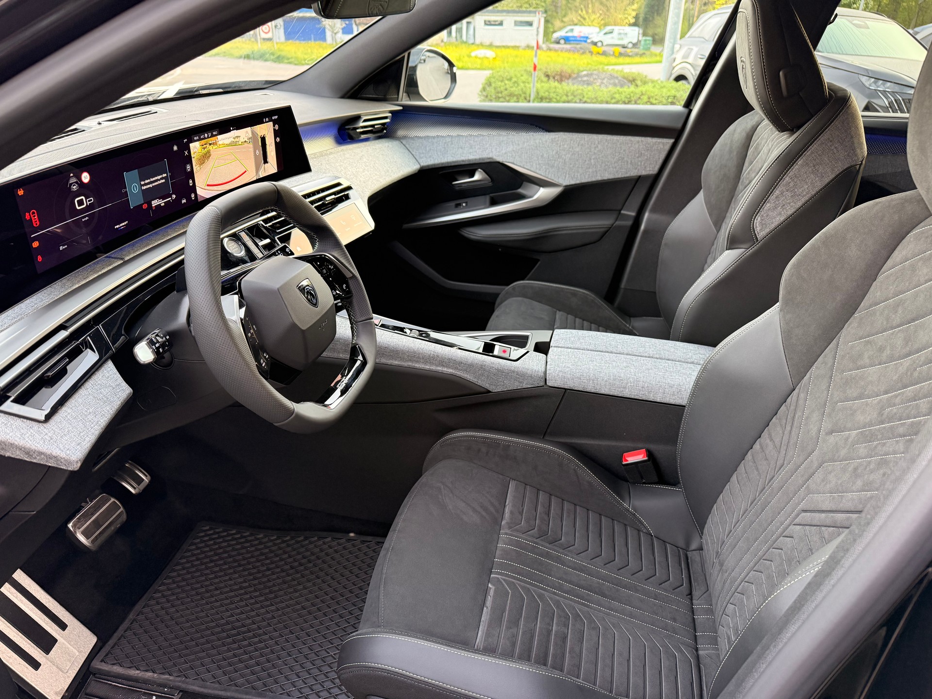 PEUGEOT 5008 GT 145 Hybrid e-DCS6-image-8