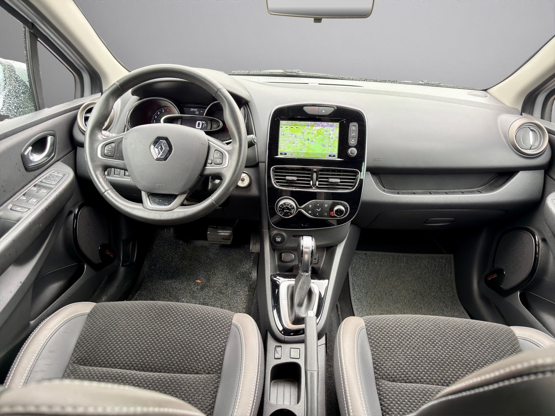 RENAULT Clio 1.2 16V T Swiss Edition EDC-image-8