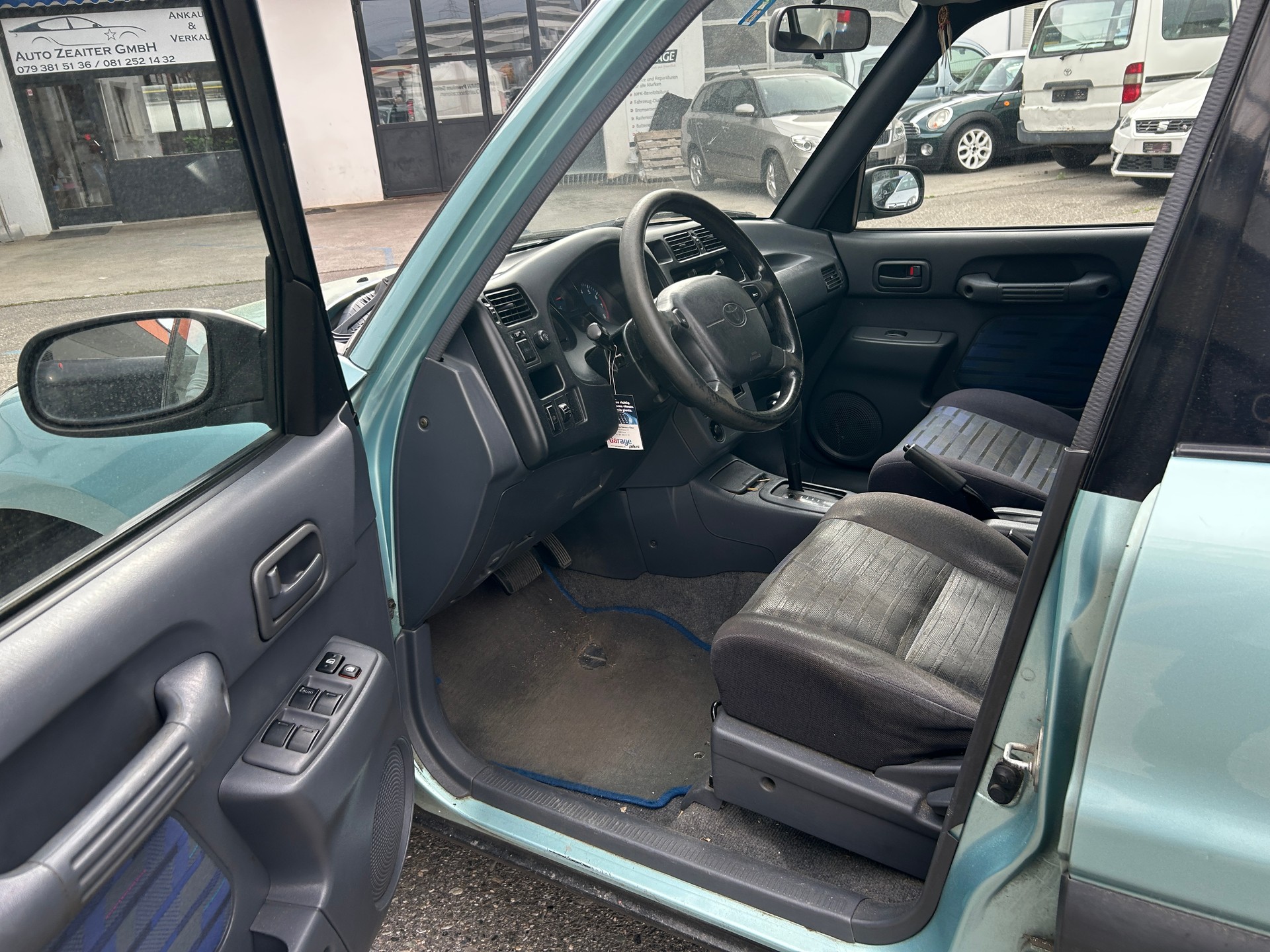 TOYOTA RAV-4-image-12