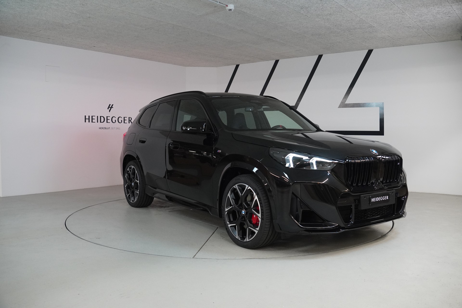 BMW X1 xDrive M35i-showroom-element-2
