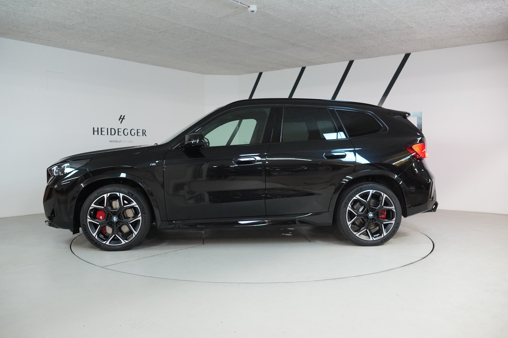 BMW X1 xDrive M35i-showroom-element-3