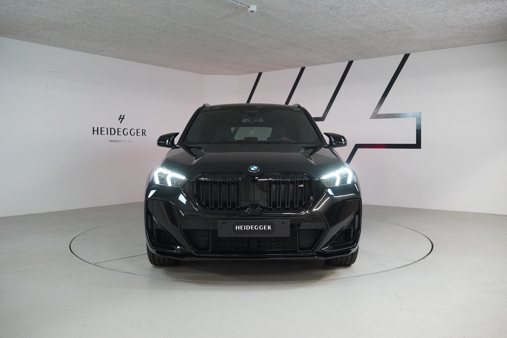 BMW X1 xDrive M35i-showroom-element-1