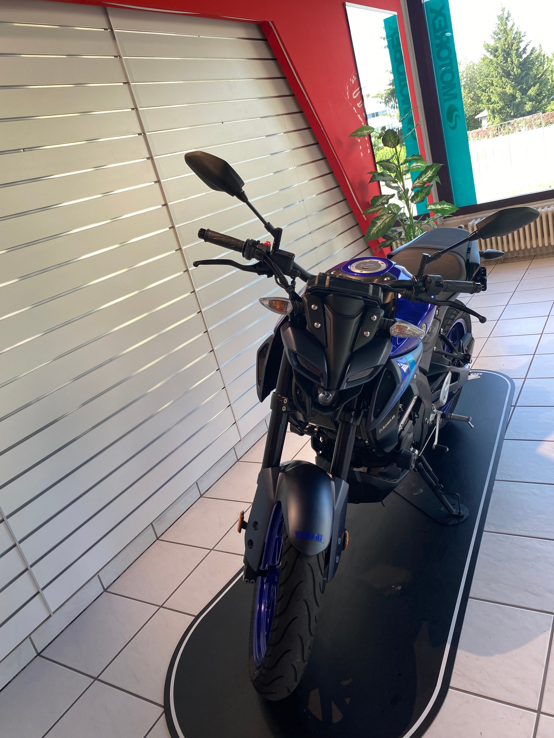 YAMAHA MT-125 ABS-showroom-element-2