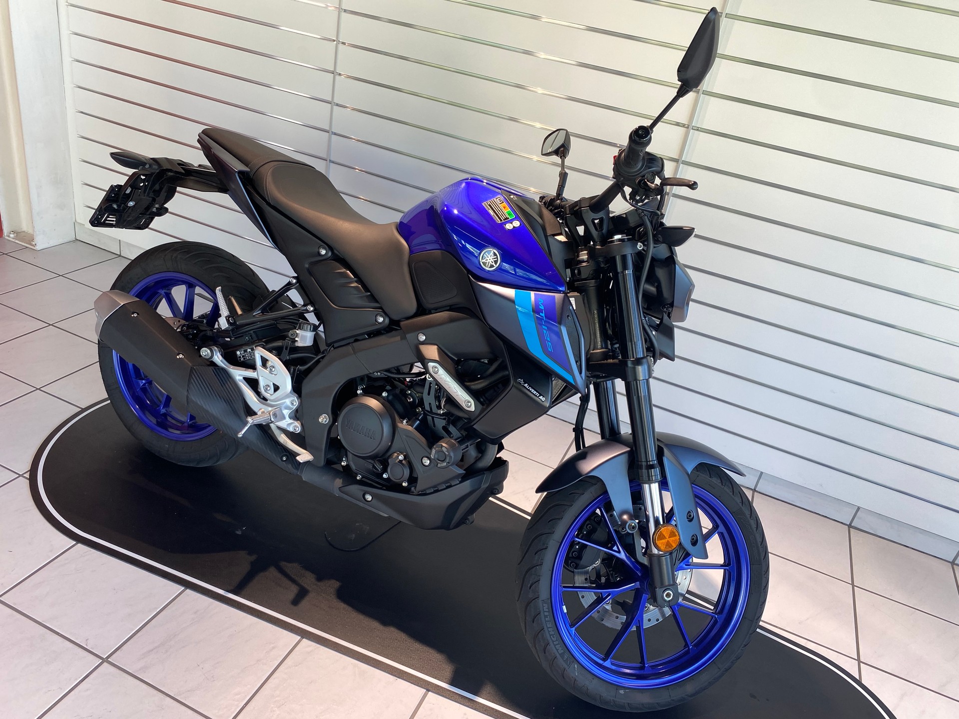 YAMAHA MT-125 ABS-showroom-element-1