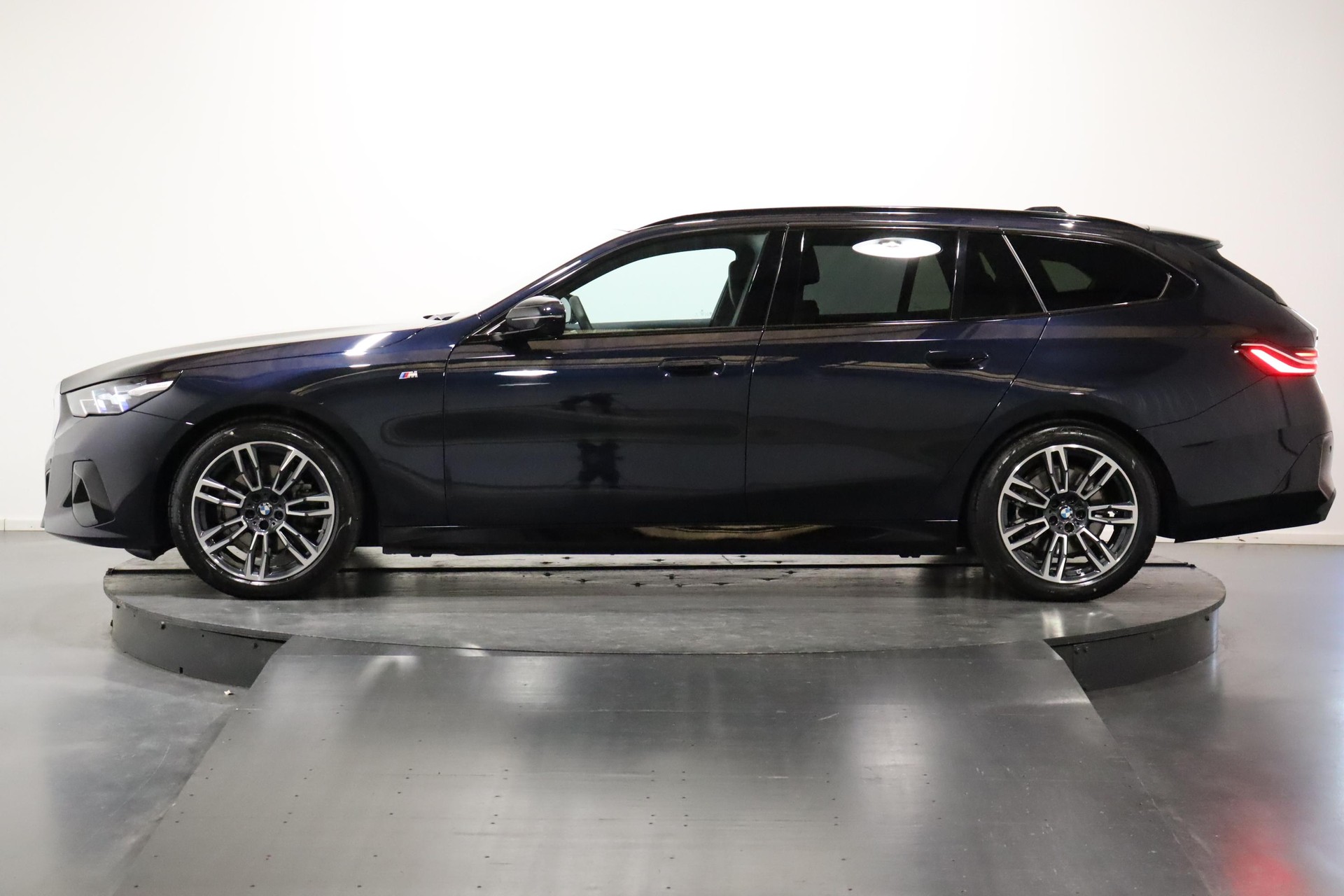BMW 520d xDrive Touring-image-1