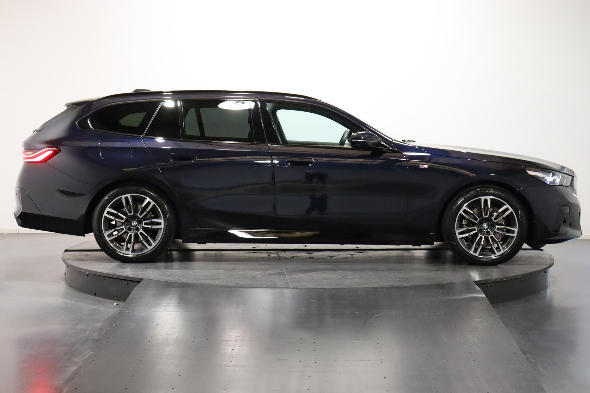 BMW 520d xDrive Touring-image-2