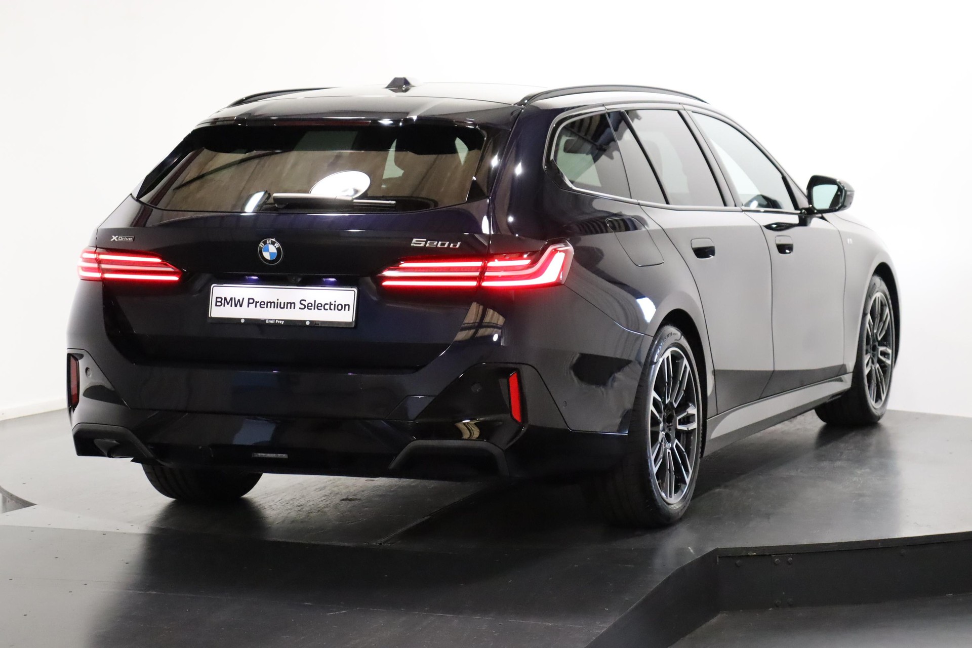 BMW 520d xDrive Touring-image-3