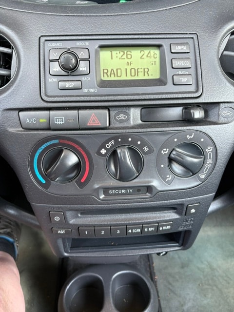 TOYOTA Yaris 1.3 Linea Sol-image-5