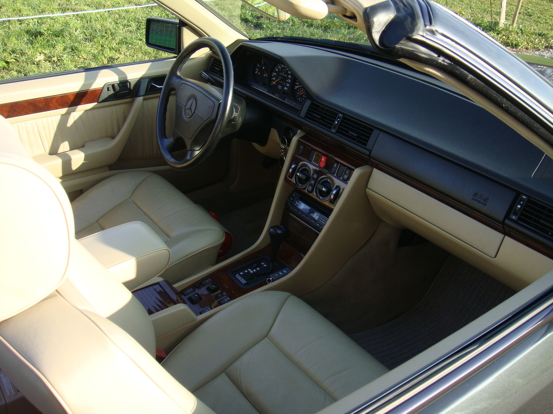 MERCEDES-BENZ 300 CE-24 Cabrio-image-16