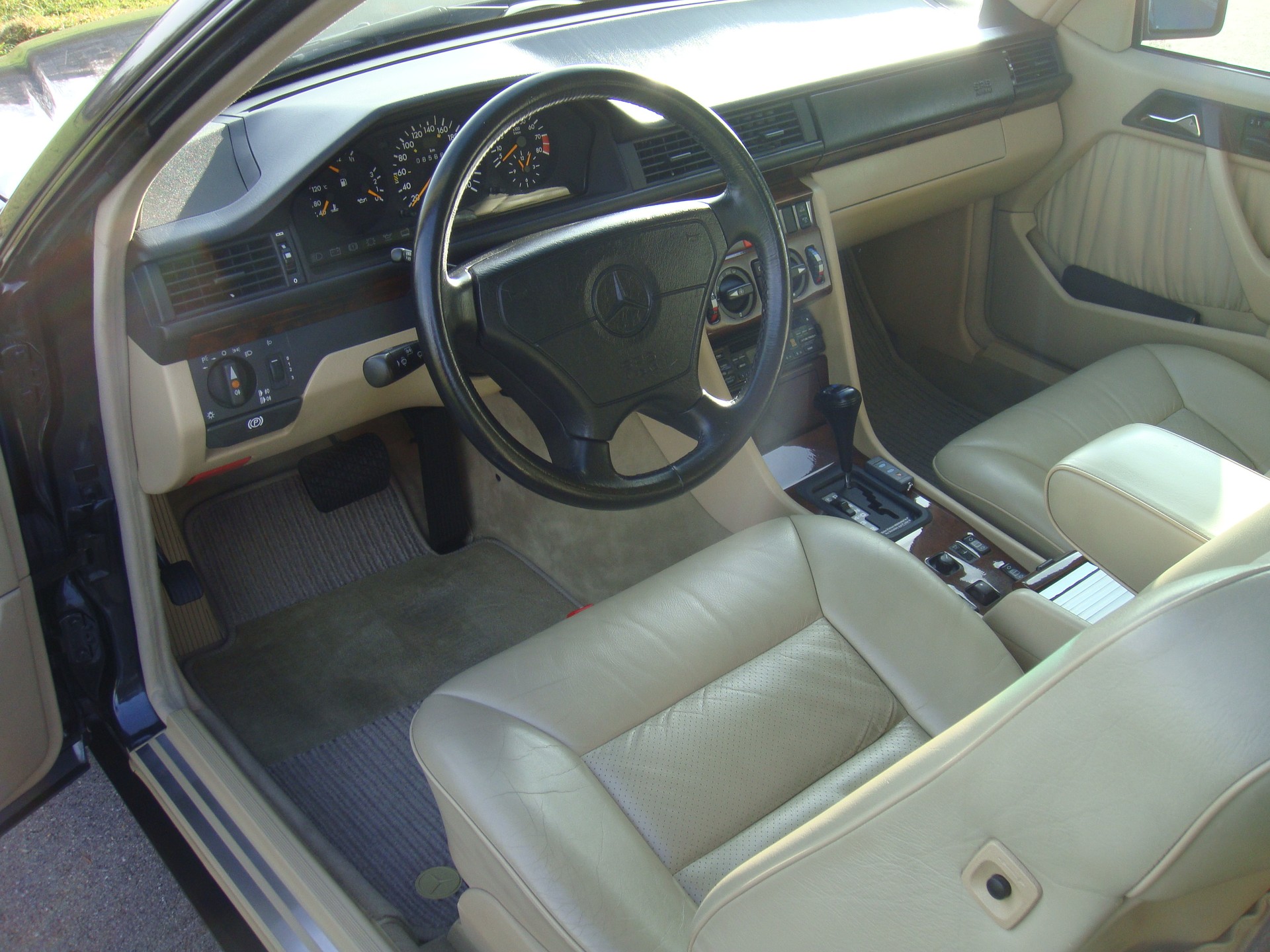 MERCEDES-BENZ 300 CE-24 Cabrio-image-5