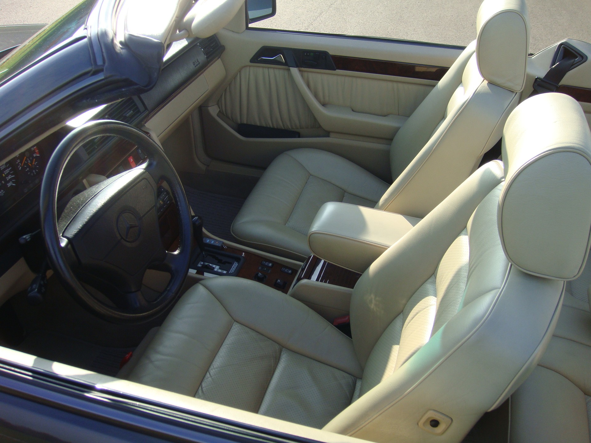 MERCEDES-BENZ 300 CE-24 Cabrio-image-14