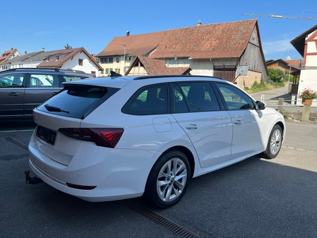 SKODA Octavia Combi 2.0 TDI Style DSG-image-2