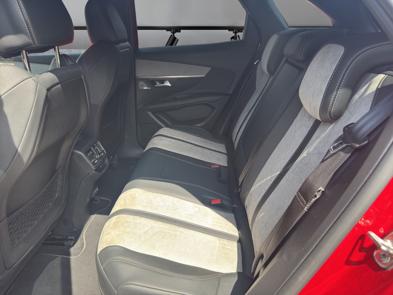 PEUGEOT 3008 300e Hybrid4 GT Pack EAT8-image-9