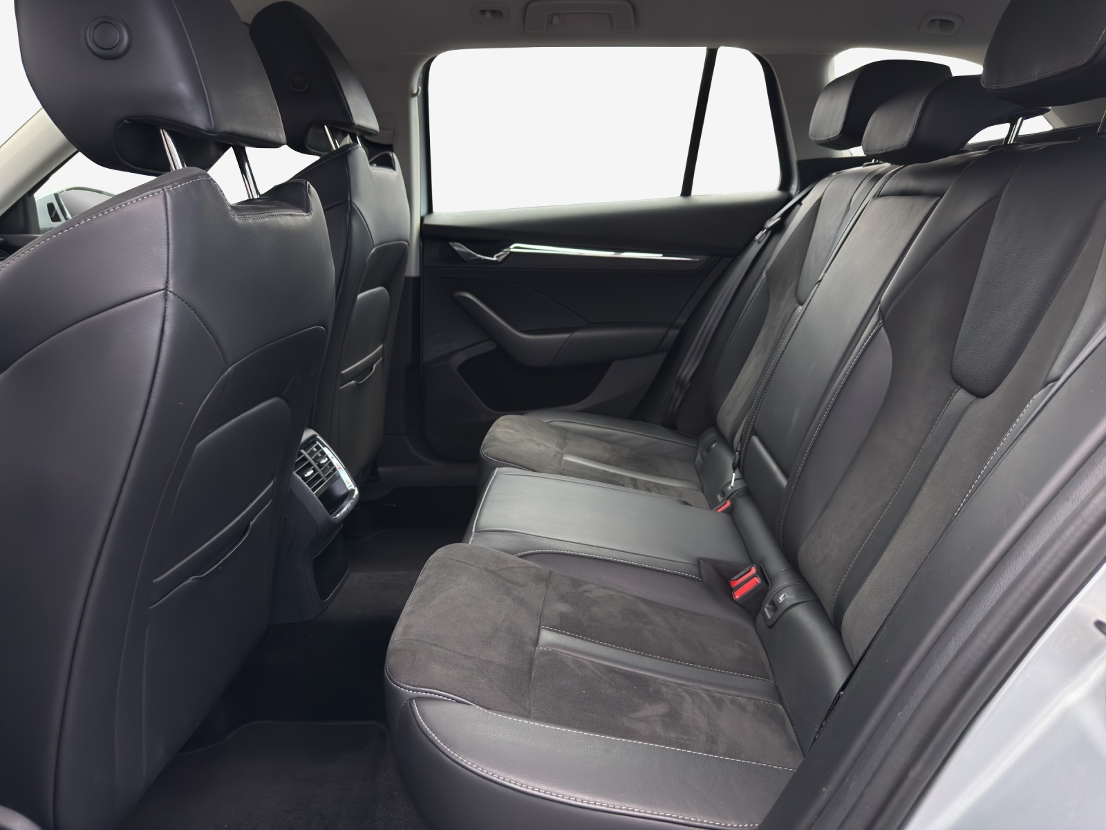 SKODA Octavia Combi 2.0 TSI Style DSG 4x4-image-10
