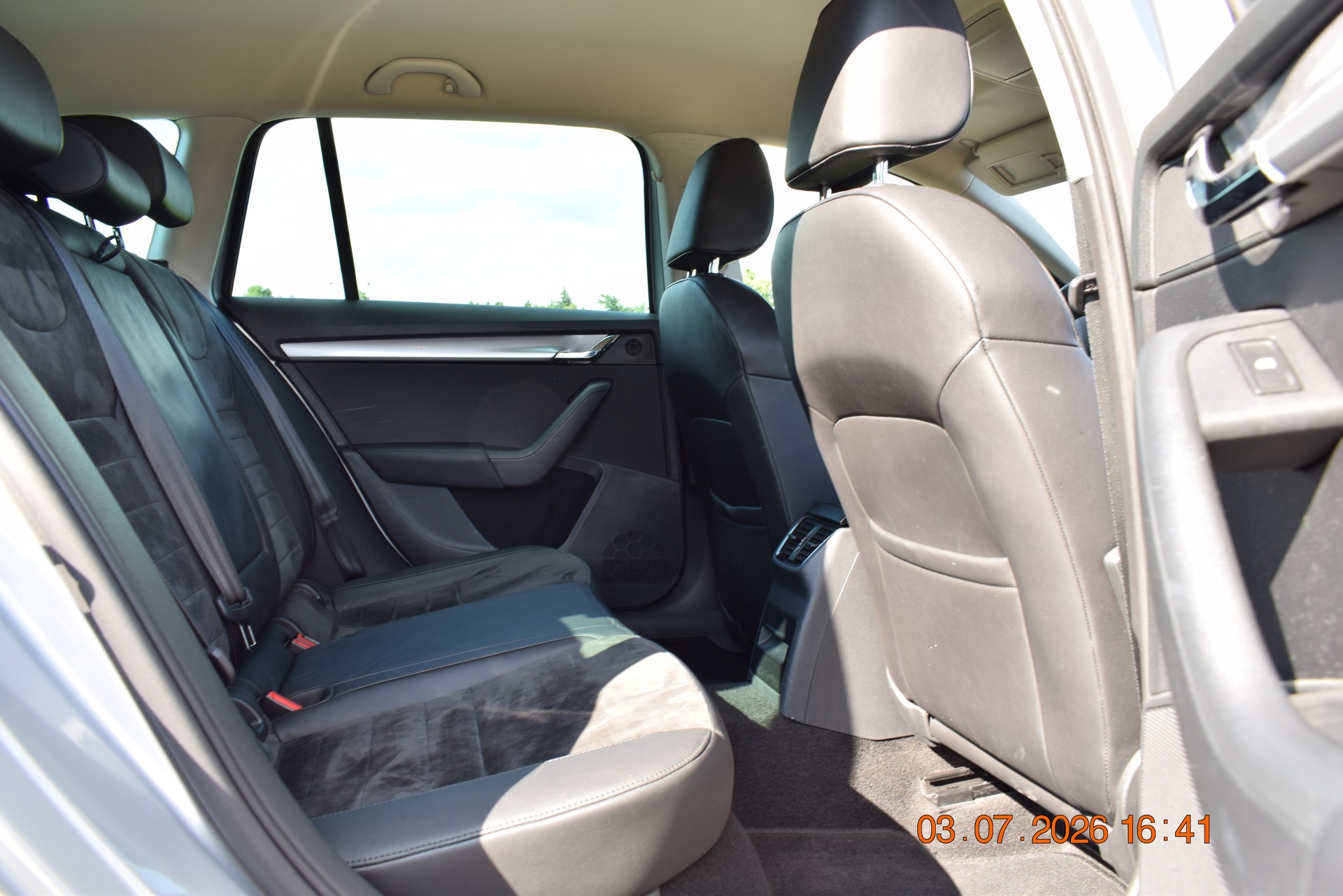 SKODA 1.6 TDI 105 Elegance DSG-image-4