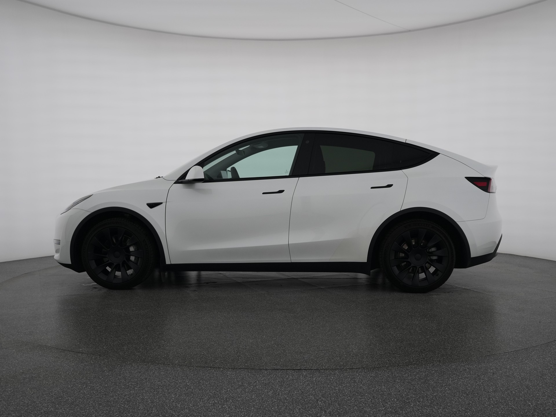 TESLA Model Y Long Range-showroom-element-2
