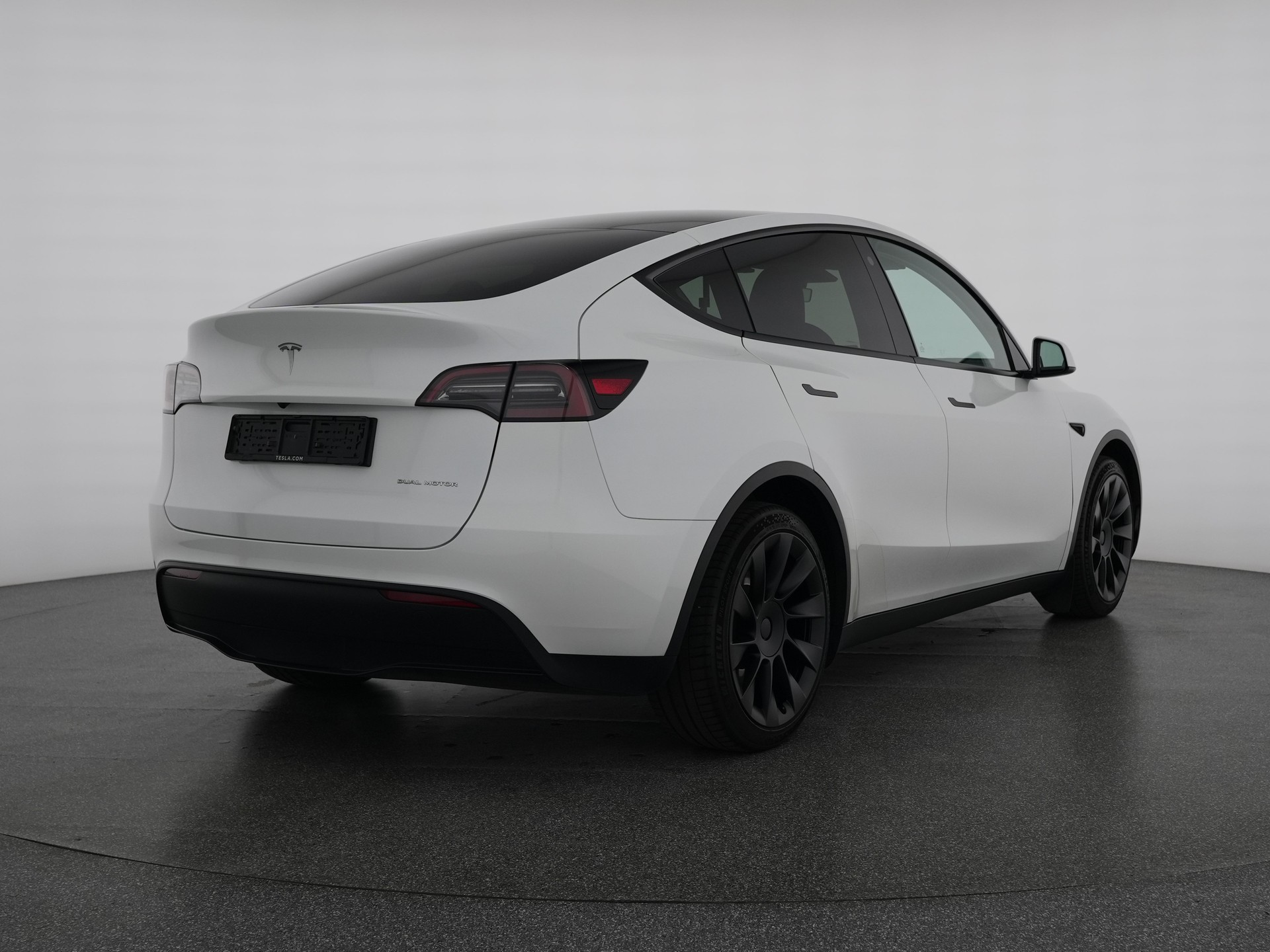 TESLA Model Y Long Range-showroom-element-3