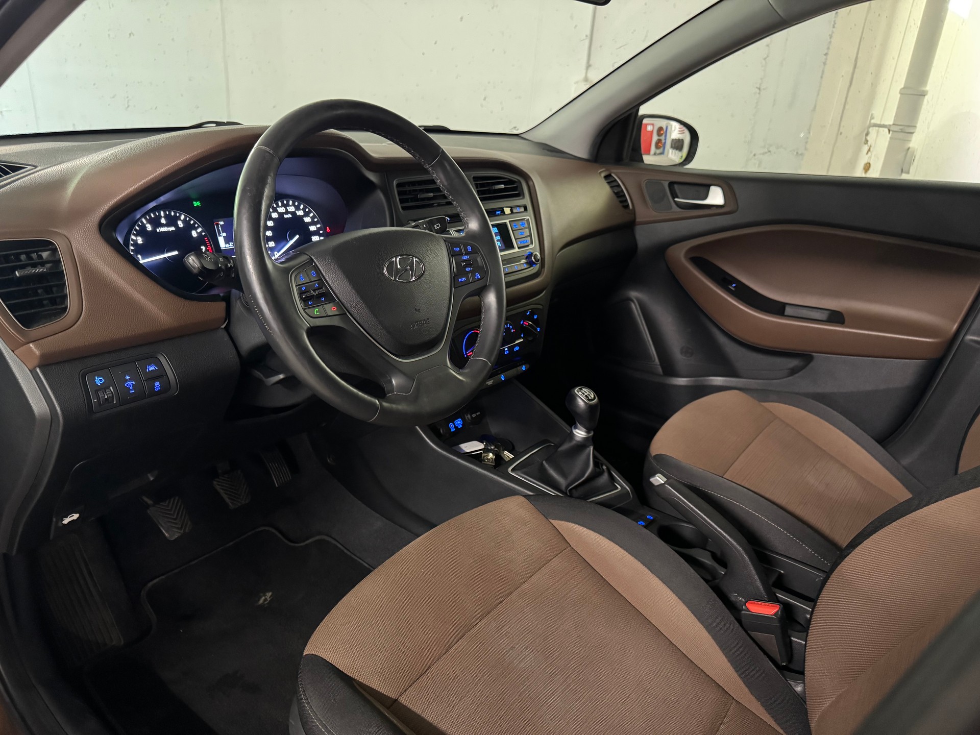 HYUNDAI i20 1.2 Amplia CH-Fahrzeug-image-8