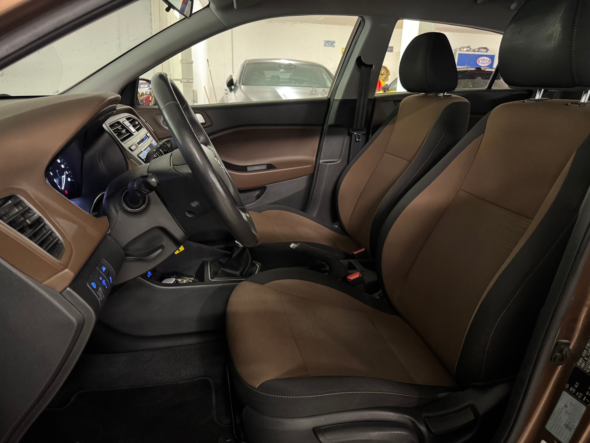 HYUNDAI i20 1.2 Amplia CH-Fahrzeug-image-9