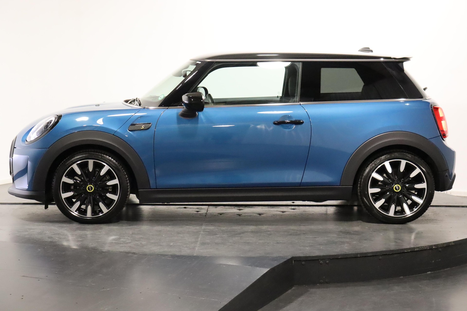 MINI F56 Cooper SE-showroom-element-2