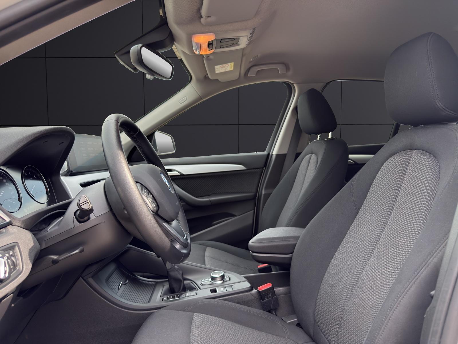 BMW X1 xDrive 25e-showroom-element-1