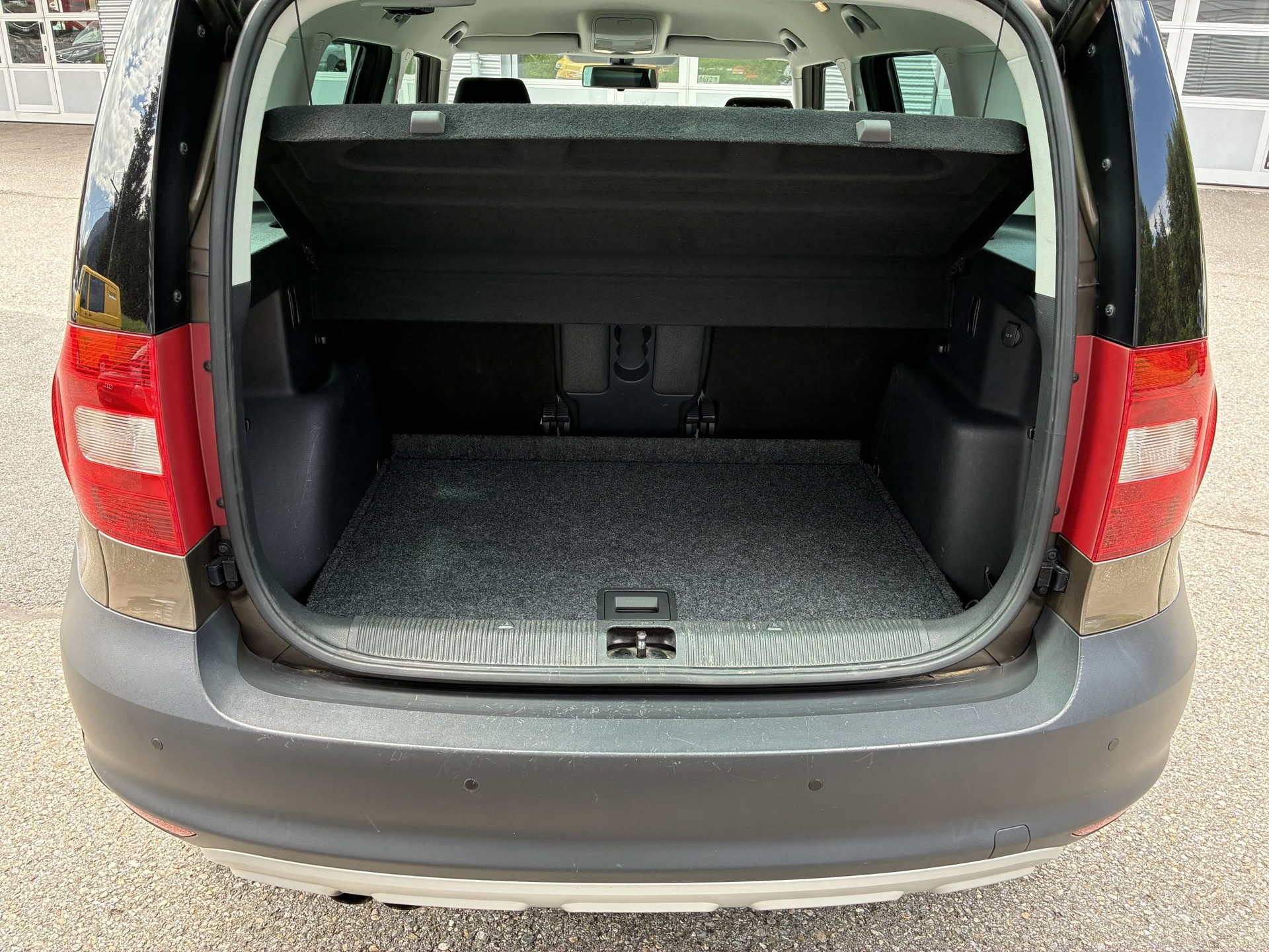 SKODA Yeti 1.8 TSI Active 4x4-image-9