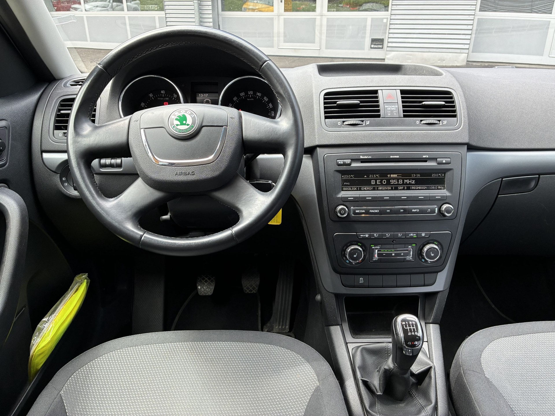 SKODA Yeti 1.8 TSI Active 4x4-image-12