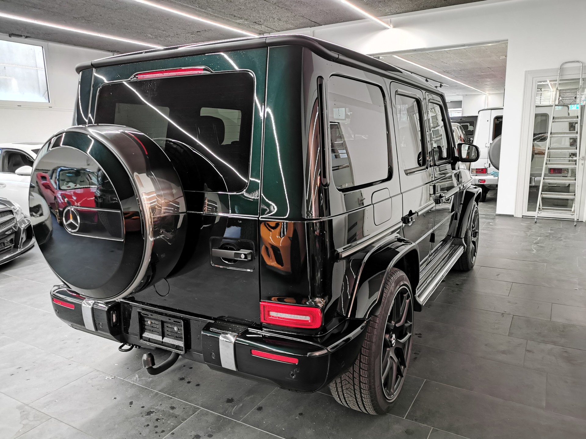 MERCEDES-BENZ G 400 d AMG Line 9G-Tronic GREEN SMARAGDGRÜN EMERALD GREEN STANDHEIZUNG LEDER DUNKELBRAUN TOP!-image-5