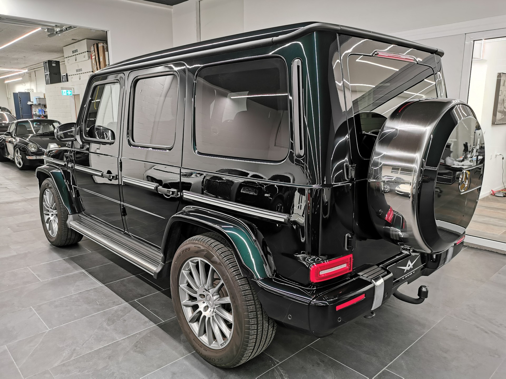 MERCEDES-BENZ G 400 d AMG Line 9G-Tronic GREEN SMARAGDGRÜN EMERALD GREEN STANDHEIZUNG LEDER DUNKELBRAUN TOP!-image-12
