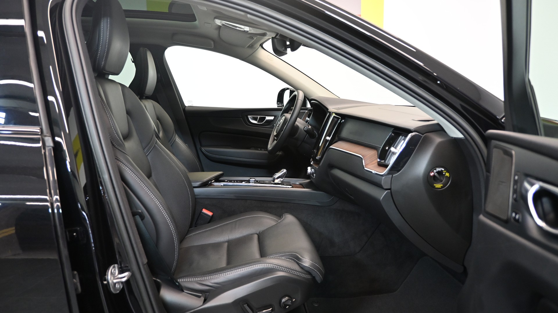 VOLVO XC60 T6 eAWD PluginHybrid Ultimate Dark Geartronic FACELIFTING-image-3