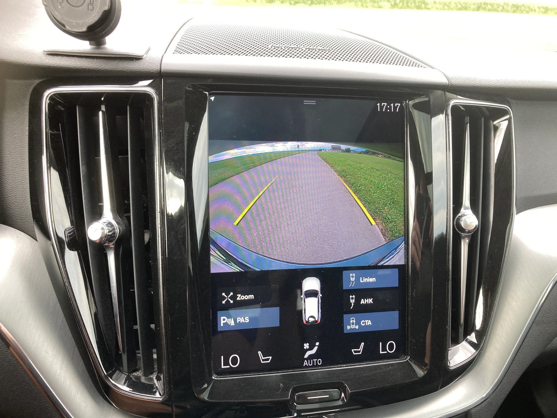 VOLVO XC60 T8 eAWD Momentum Geartronic mit Anhängerkupplung-image-12